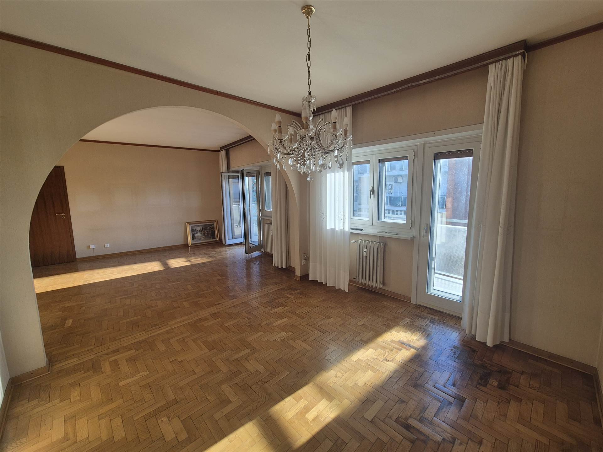 Salone con parquet in un appartamento in vendita a Trieste